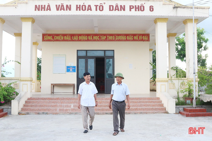 Ông Huấn luôn miệt mài với công việc xây dựng đô thị văn minh của tổ dân phố. z5610840603884_fe8f2a2b7f63fc2b123e9491d7598670 copy.jpg