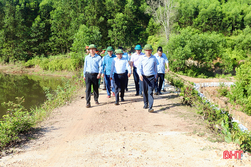 Phó Chủ tịch Thường trực UBND tỉnh Nguyễn Hồng Lĩnh và đoàn công tác kiểm tra tình trạng xuống cấp tại hồ Khe Cọi (xã Hà Linh). IMG_8090 copy.jpg