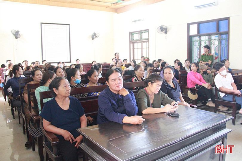 Phiên toà xét xử bị cáo Hoàng Thị Thảo về tội “Lừa đảo chiếm đoạt tài sản” có khá đông bị hại đến dự. z5480367065374_dbf97089b22c2f1a8ecde234406450a9 copy.jpg