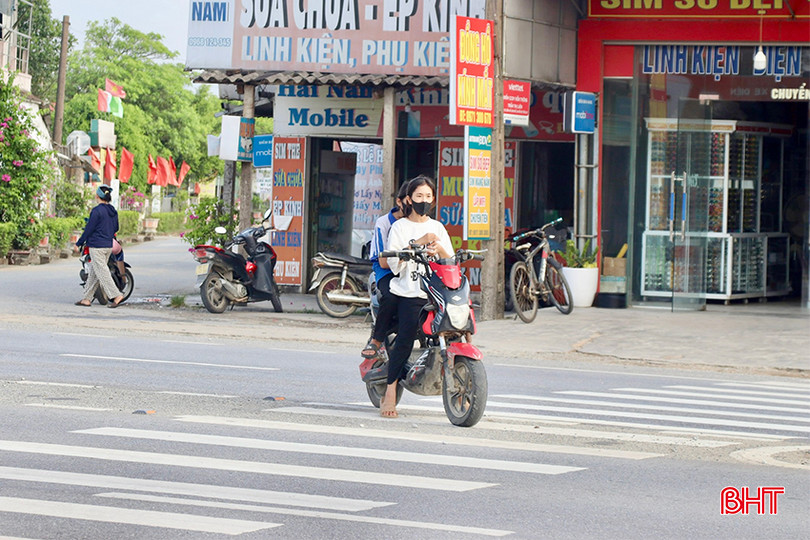 Một số học sinh và người dân thường không đội mũ bảo hiểm khi di chuyển qua ngã ba. IMG_6036 copy.jpg