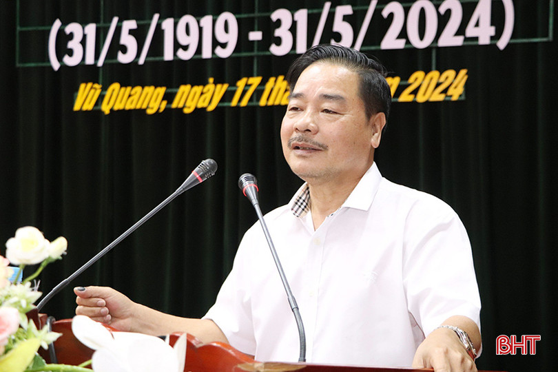 Phó Trưởng ban Tuyên giáo Tỉnh ủy, Chủ tịch Hội Nhà báo tỉnh Nguyễn Xuân Hải trao đổi một số nội dung tại lễ kỷ niệm. z5448664751479_24320946f31446c7b7ce4563a058fd93 copy.jpg