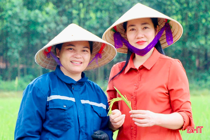 Chị Nguyễn Thị Tuyết (thôn Bình Quang, bên trái) vui mừng chia sẻ với lãnh đạo huyện về những lợi ích từ việc thực hiện chủ trương chuyển đổi ruộng đất quy mô lớn. IMG_8375 copy.jpg