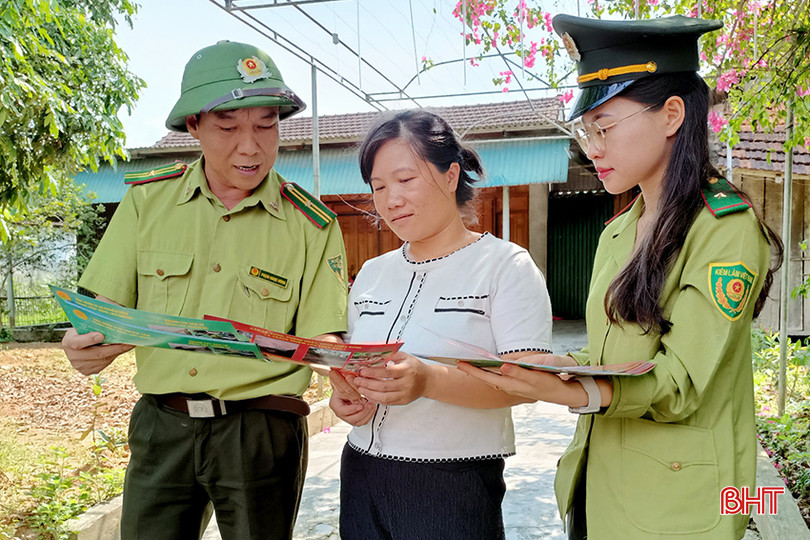 Cán bộ Hạt Kiểm lâm Vũ Quang phát tờ rơi tuyên truyền công tác bảo vệ và PCCCR cho người dân trên địa bàn. z5423827470612_94e922ca0a9317262f38b535d132a97b copy.jpg