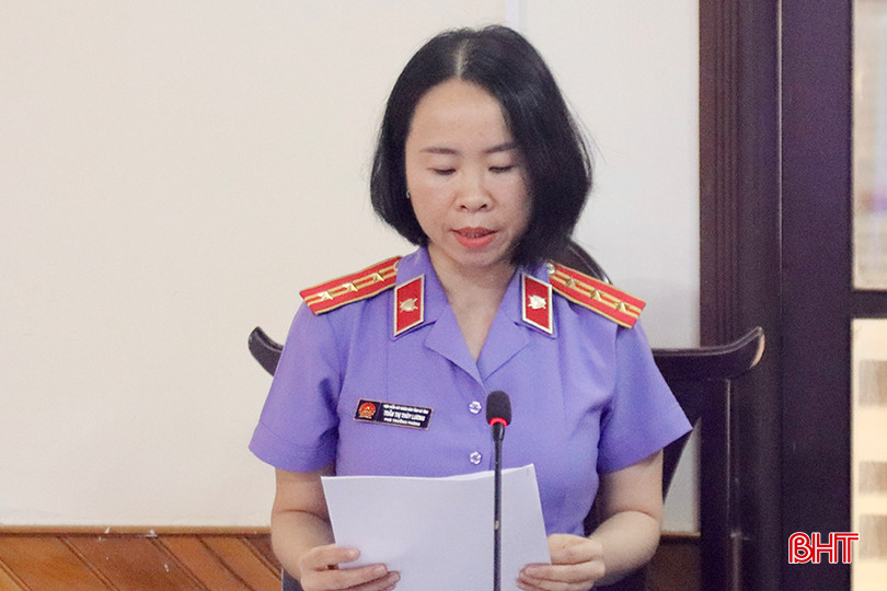 Đại diện Viện Kiểm sát nhân dân tỉnh công bố bản cáo trạng. IMG_4917 2 copy.jpg