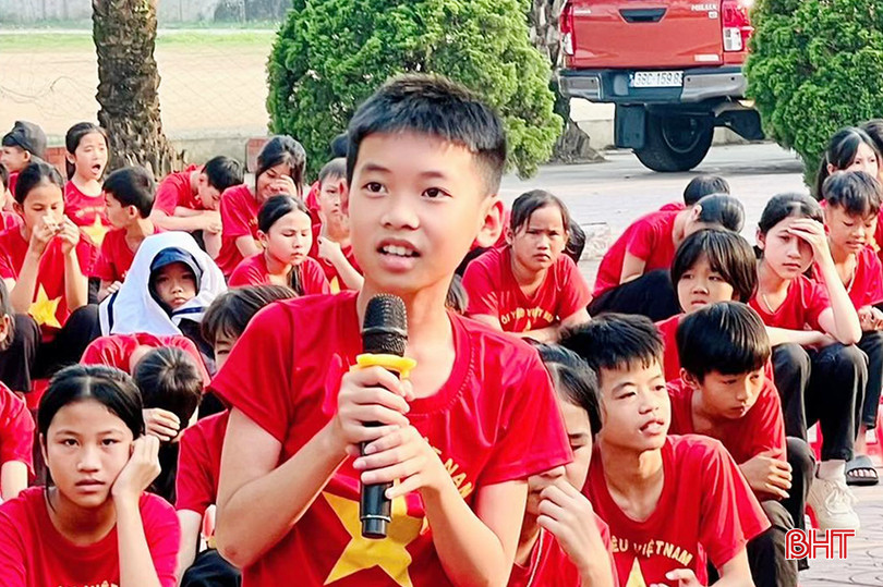 Học sinh Trường THCS Phan Đình Phùng (xã Sơn Hàm, Hương Sơn) tìm hiểu kỹ năng phòng, chống tai nạn đuối nước thông qua buổi tuyên truyền do nhà trường tổ chức. z5438195190445_f6220be5b3c650fc7b6a820c711852d8 copy.jpg