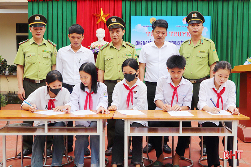 Học sinh Trường Tiểu học và THCS Sơn Thọ (xã Thọ Điền) ký cam kết không vi phạm các quy định về PCCCR. z5440458523612_f8b61667d166cc8700ef908cf846a628 copy.jpg