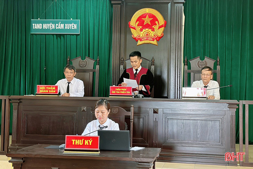 HĐXX tuyên phạt bị cáo Nguyễn Văn Cảnh 40 tháng tù giam về tội “Trộm cắp tài sản”. z5437559140621_e00215eb54ae449aa2a54aa4834896da copy.jpg