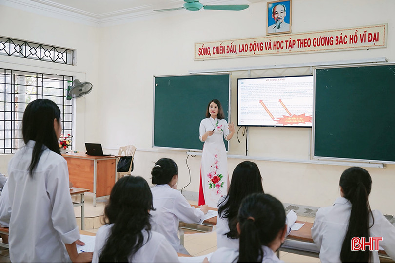 Cô Diệp luôn sáng tạo trong mỗi tiết dạy của mình để tạo hứng thú học tập cho học sinh. z5451404745116_3596bd3d37ca9365f49c8eda80c73585 copy.jpg