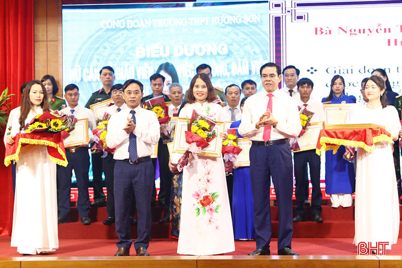 Cô Diệp vinh dự được Tỉnh uỷ Hà Tĩnh vinh danh vì có thành tích xuất sắc trong học tập và làm theo tư tưởng, đạo đức, phong cách Hồ Chí Minh giai đoạn 2021 - 2024. z5448365969717_af17b5caca3ce12fdb17439cda2c899a copy.jpg