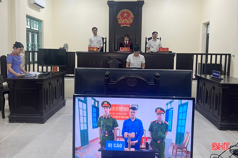 HĐXX quyết định tuyên phạt bị cáo 30 tháng tù giam về tội “Tàng trữ trái phép chất ma túy”. HĐXX quyết định tuyên phạt bị cáo 30 tháng tù giam về tội “Tàng trữ trái phép chất ma túy”.