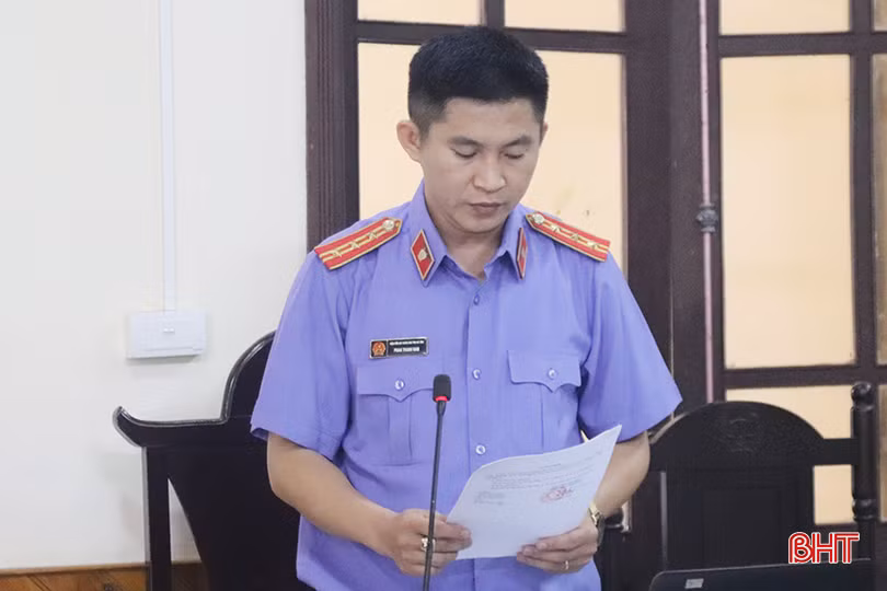 Đại diện Viện Kiểm sát nhân dân tỉnh công bố bản cáo trạng.