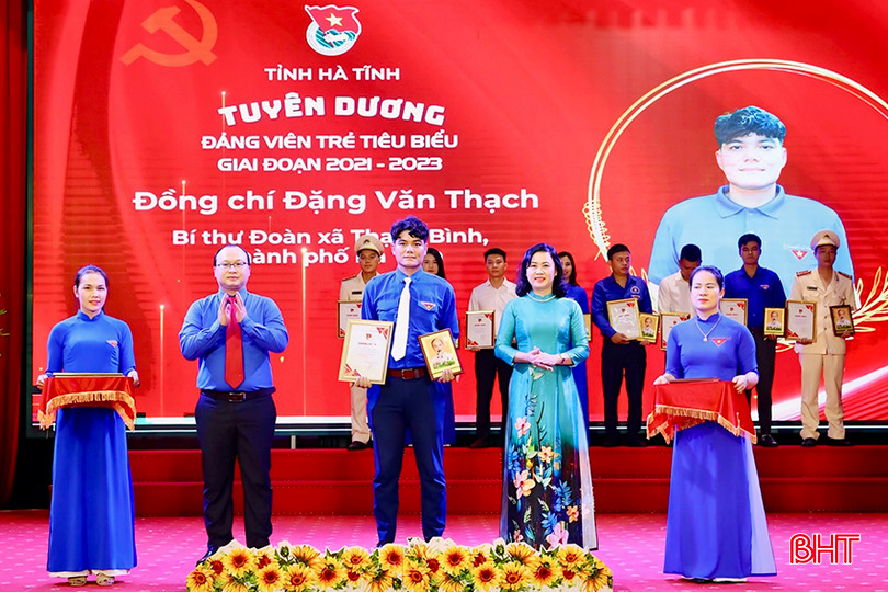 Anh Thạch là 1 trong 25 gương mặt đảng viên trẻ tiêu biểu cấp tỉnh giai đoạn 2021 - 2023 được Tỉnh đoàn tuyên dương tại chương trình “Khát vọng cống hiến - Lẽ sống thanh niên”. 9fdc0cd20cb968420c08a05b1f210802 copy.jpg