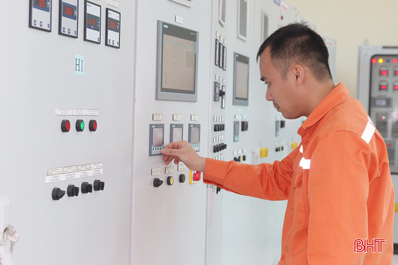 Cán bộ làm việc tại Nhà máy Thủy điện Ngàn Trươi luôn nêu cao tinh thần trách nhiệm trong công việc để duy trì ổn định hoạt động sản xuất. IMG_5924 copy.jpg