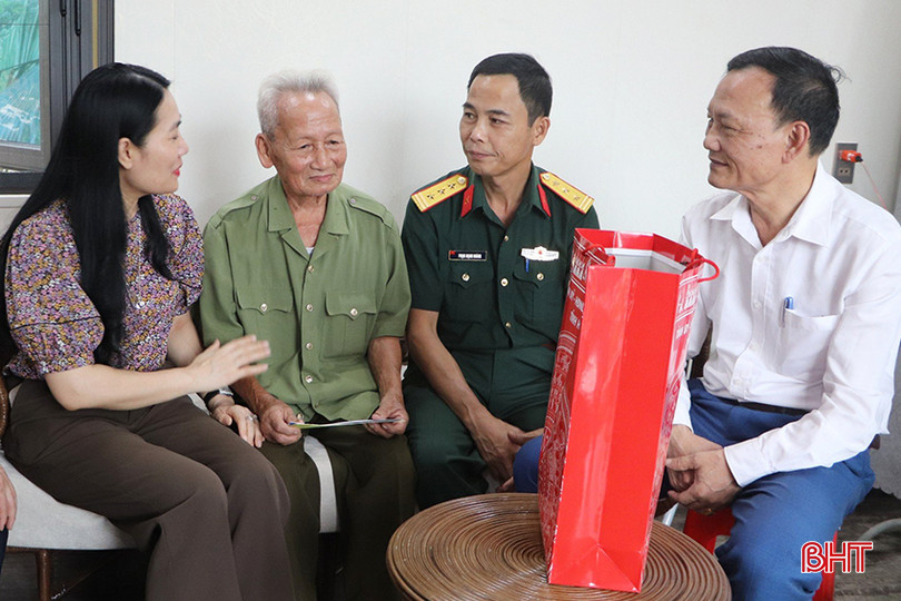 ... và cựu thanh niên xung phong Hoàng Vũ Thường. ... và cựu thanh niên xung phong Hoàng Vũ Thường.