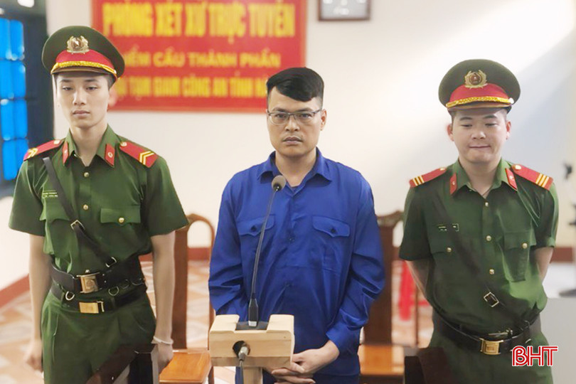 Bị cáo Phan Văn Quốc bị đưa ra xét xử về tội “Tàng trữ trái phép chất ma túy”. 850