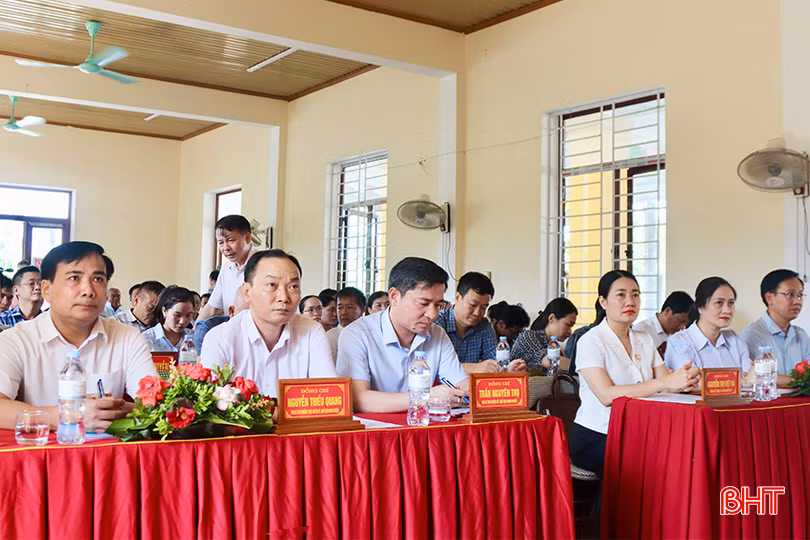 Đại biểu tham dự hội nghị tiếp xúc cử tri.