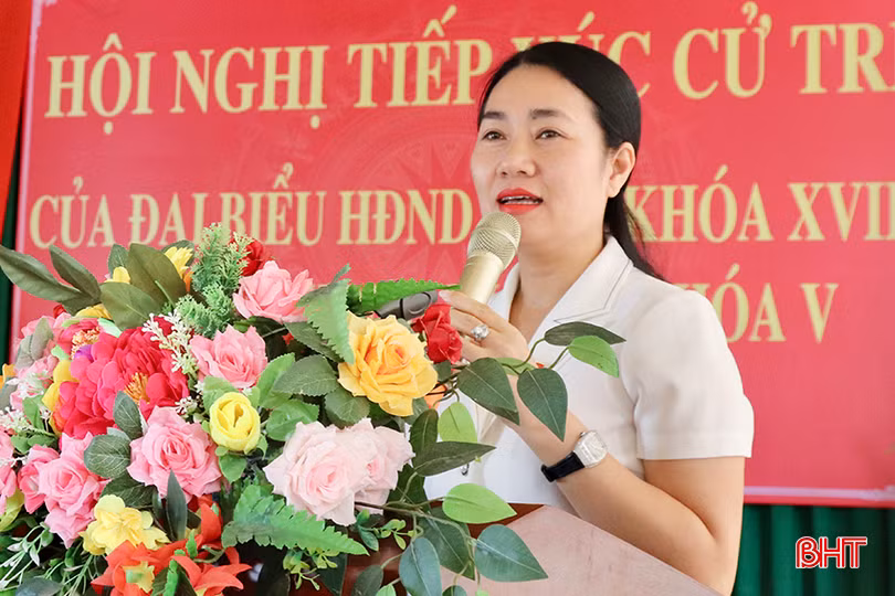 Bí thư Huyện uỷ Vũ Quang Nguyễn Thị Việt Hà tiếp thu các ý kiến của cử tri.