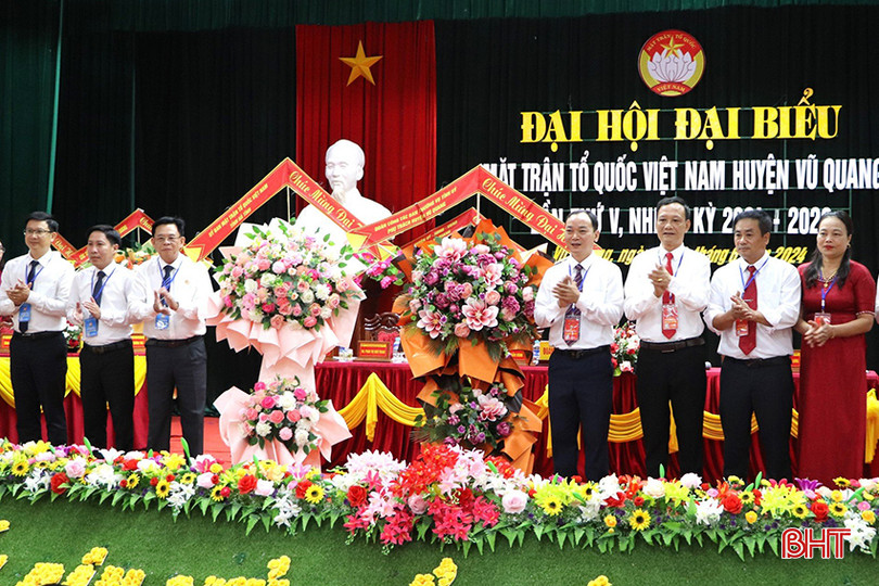 Đại biểu tặng hoa chúc mừng đại hội. z5536755653394_361adb2d482cdf791b226367dc722412 copy.jpg