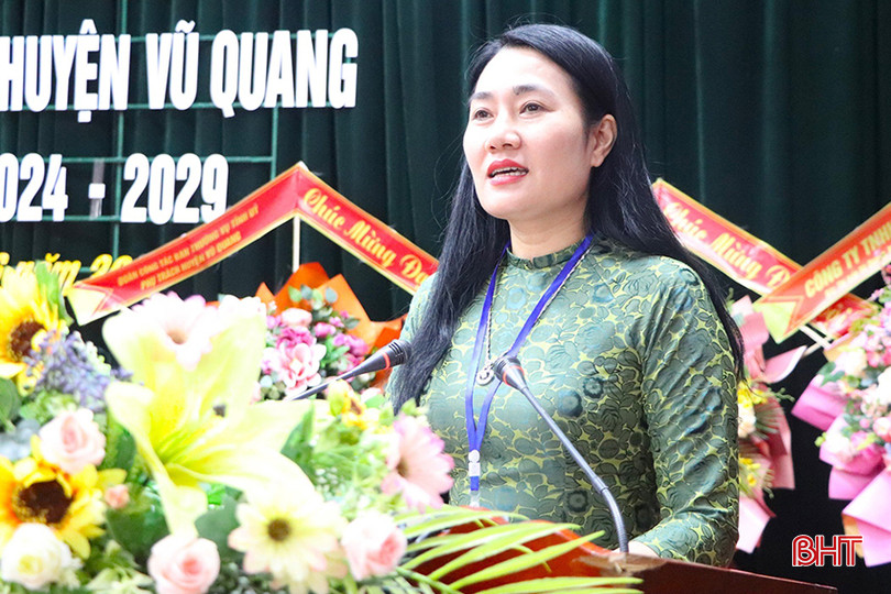 Bí thư Huyện uỷ Vũ Quang Nguyễn Thị Việt Hà nhấn mạnh một số nội dung tại đại hội. Bí thư Huyện uỷ Vũ Quang Nguyễn Thị Việt Hà nhấn mạnh một số nội dung tại đại hội.