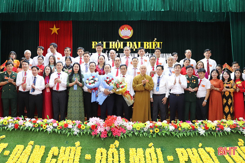 Lãnh đạo Uỷ ban MTTQ tỉnh, huyện Vũ Quang tặng hoa chúc mừng các Ủy viên Ủy ban MTTQ huyện nhiệm kỳ 2024 - 2029. z5537273893518_4eaeab0595010340c9b6158cc75afb83 copy.jpg