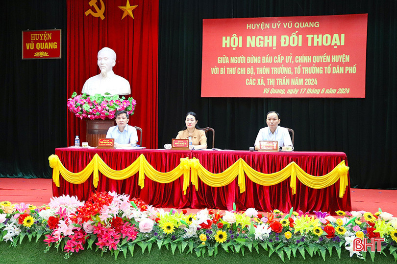 Các đồng chí trong Thường trực Huyện uỷ Vũ Quang chủ trì hội nghị. z5546241255654_8f49d17fd1935101f6111faad46b050d copy.jpg