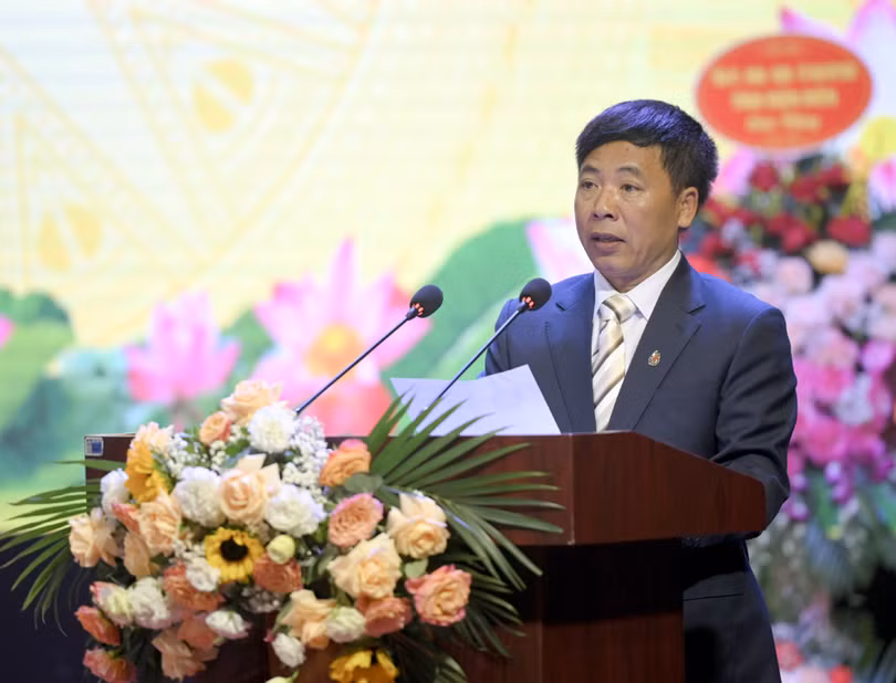 Đồng chí Phạm Ngọc Hân, Tổng Biên tập Báo Điện Biên Phủ, Chủ tịch Hội Nhà báo tỉnh ôn lại truyền thống của Báo Điện Biên Phủ.