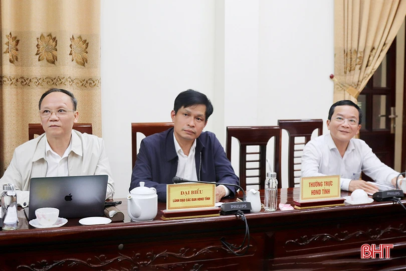 Phó Chủ tịch HĐND tỉnh Trần Văn Kỳ và các đại biểu theo dõi phiên chất vấn và trả lời chất vấn.