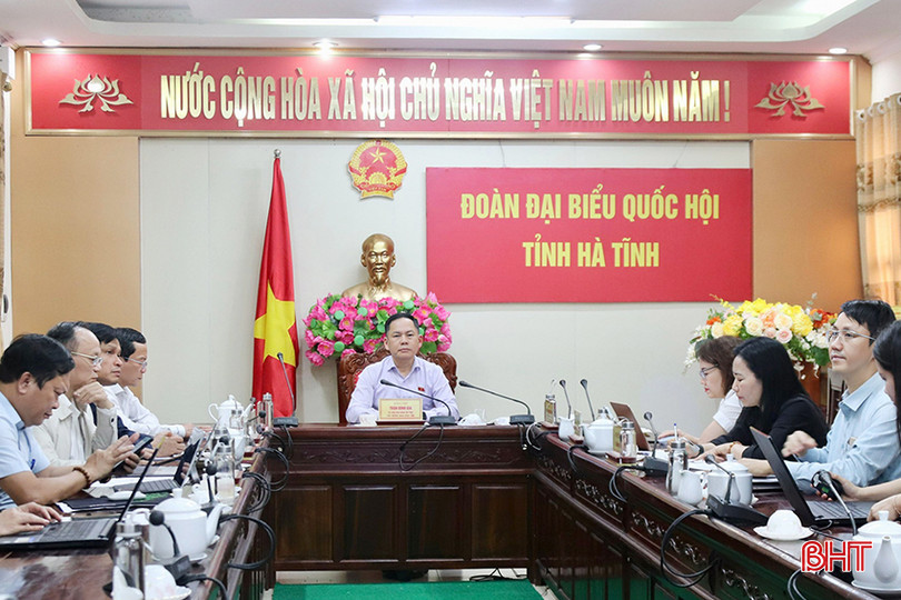 Phó Trưởng đoàn chuyên trách Đoàn ĐBQH tỉnh Trần Đình Gia điều hành điểm cầu Hà Tĩnh. z5260666604633_a40d55730734fc7d190466b7c2150873 copy.jpg