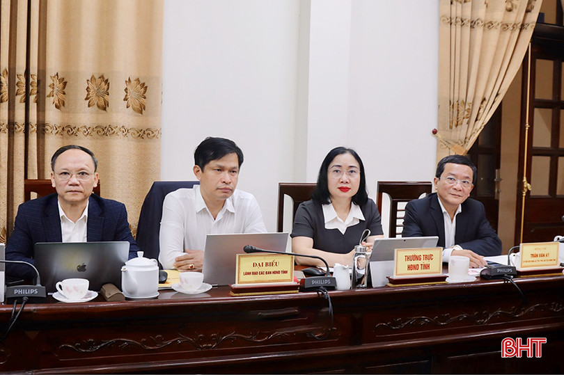 Phó Chủ tịch HĐND tỉnh Trần Văn Kỳ và các đại biểu theo dõi phiên chất vấn và trả lời chất vấn. z5259839177791_fdd0916cf38402a51718597ede30e7d4 copy.jpg