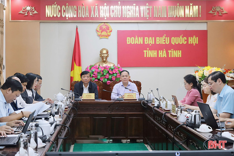 Trung tướng Hà Thọ Bình - Tư lệnh Quân khu 4 và Phó Trưởng đoàn chuyên trách Đoàn ĐBQH tỉnh Trần Đình Gia điều hành điểm cầu Hà Tĩnh. z5259839168610_4278b2376370628519a3e04737aa0f24 copy.jpg