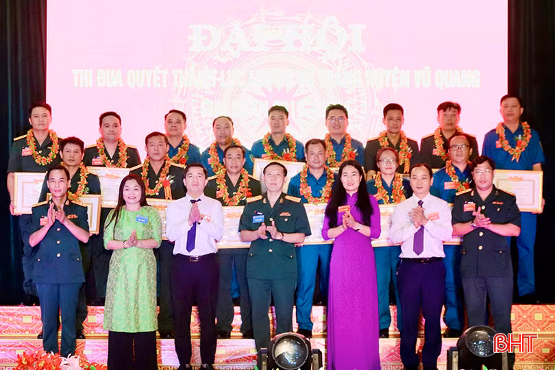 Các đại biểu chúc mừng tập thể, cá nhân được vinh danh.