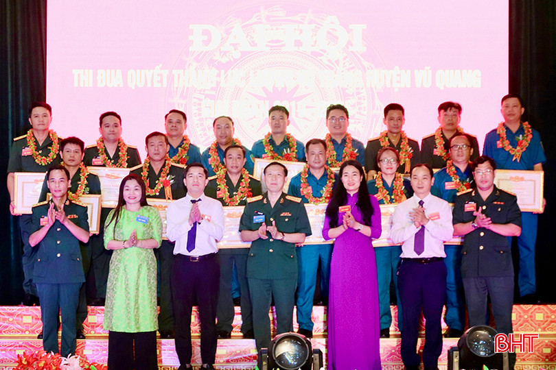 Các đại biểu chúc mừng tập thể, cá nhân được vinh danh. Các đại biểu chúc mừng tập thể, cá nhân được vinh danh.