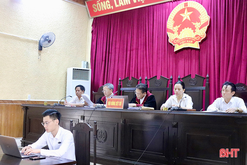 Tòa án nhân dân tỉnh tuyên mức án chung thân đối với Phan Song Pha. Tòa án nhân dân tỉnh tuyên mức án chung thân đối với Phan Song Pha.