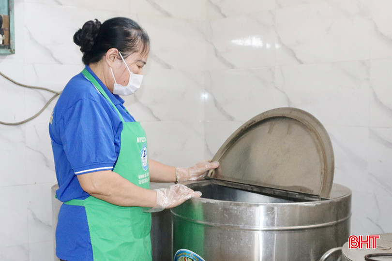 Cơ sở sản xuất giò Nhung Tuấn luôn xác định vấn đề an toàn vệ sinh thực phẩm phải được đặt lên hàng đầu. z5463856116463_fdca9168378acc3d653ab825cdb8676a.jpg