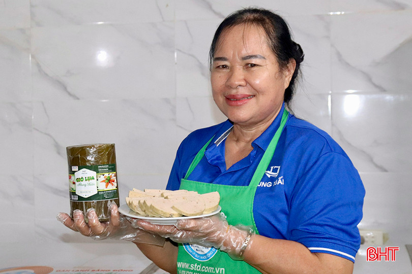 Bà Hoàng Thị Nhung đã có kinh nghiệm 30 năm sản xuất giò chả. z5463855940250_162a919d26ebf3ea908cf78f910ba91a.jpg