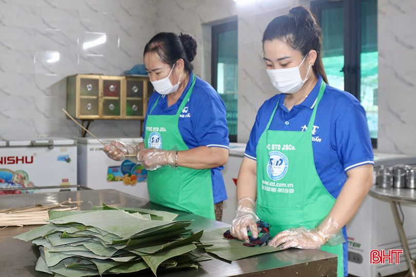 Cơ sở sản xuất giò Nhung Tuấn đang duy trì nhịp độ sản xuất để đáp ứng nhu cầu thị trường. z5463856039926_7d603b77713f518d15332096dfb2c660.jpg