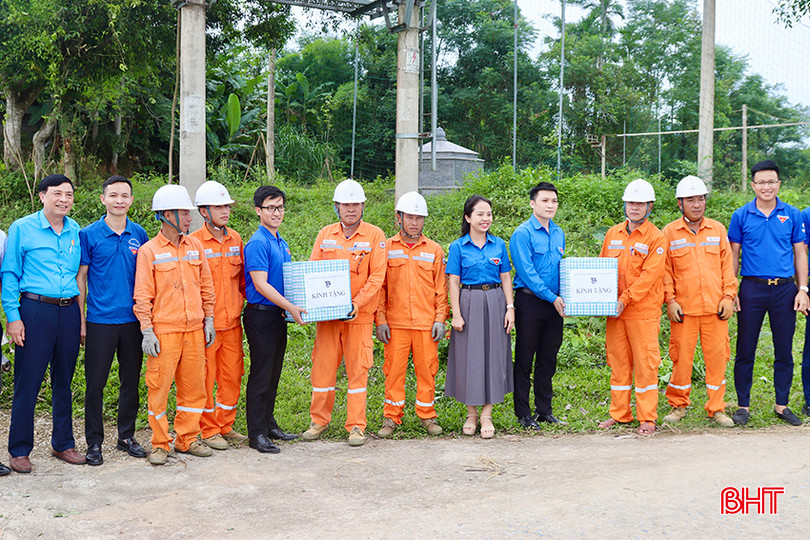 Đoàn cũng đã đến tặng quà cho các công nhân Điện lực Vũ Quang đang làm việc tại các trạm điện trên địa bàn.