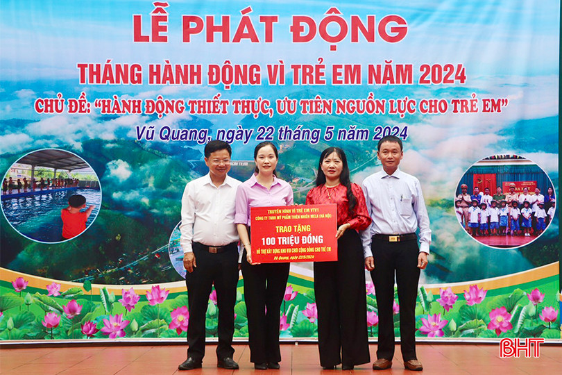 Dịp này, Công ty TNHH Mỹ phẩm thiên nhiên Mela (Hà Nội) trao tặng công trình khu vui chơi cho trẻ em trị giá 100 triệu đồng cho tổ dân phố 2, thị trấn Vũ Quang. z5464245770750_10c9cf82bd9ef60baa41f2d3fb7961a0 copy.jpg