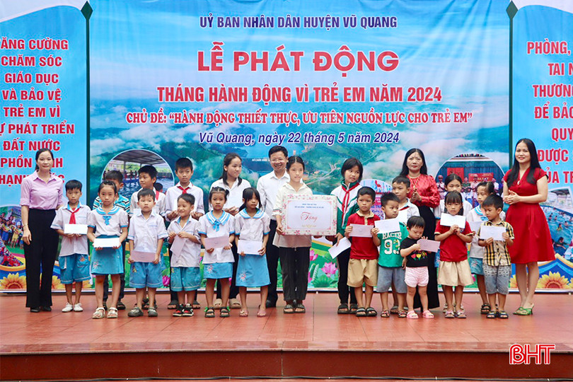 Đại diện lãnh đạo Sở LĐ-TB&XH, huyện Vũ Quang và nhà hảo tâm trao 50 suất quà cho các em học sinh có hoàn cảnh đặc biệt khó khăn, mồ côi, tàn tật trên địa bàn huyện. z5464245773088_ec794fb6bfa8c14345d739c7e485c2cd copy.jpg