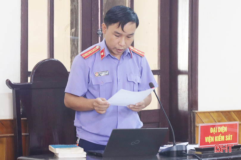 Đại diện Viện Kiểm sát nhân dân tỉnh công bố bản cáo trạng. z5472495198893_5c0e8511c0b167868ba05809981adca6.jpg