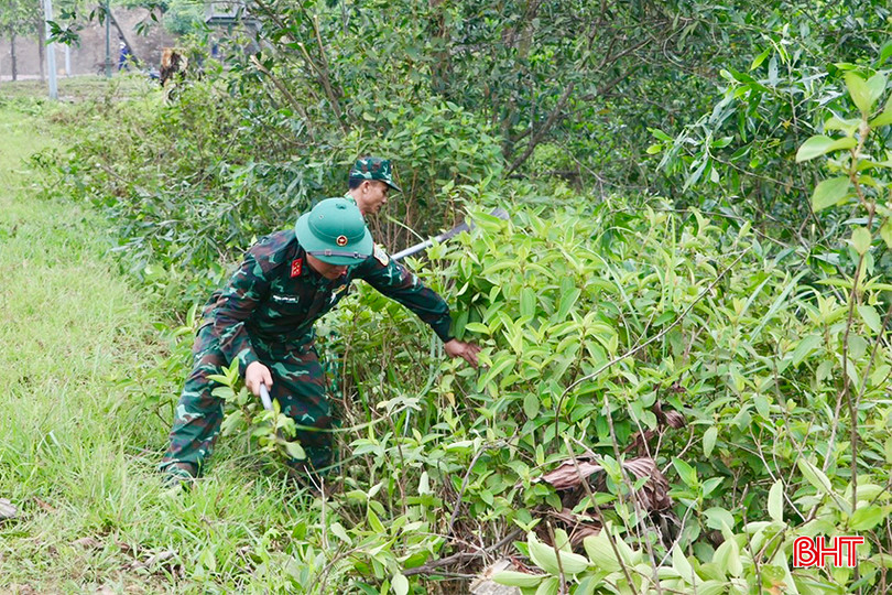 Lực lượng vũ trang trên địa bàn huyện thường xuyên hỗ trợ địa phương xây dựng đô thị văn minh. z5432085877287_44178605e9a42ffaf3ba97c703590c41_NvqIqdWoT0OcB8oR copy.jpg