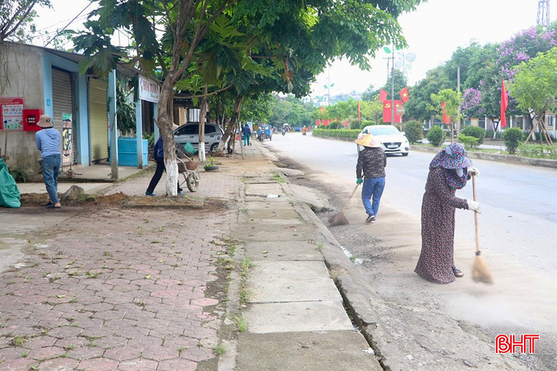Các tuyến đường ở thị trấn Vũ Quang được người dân chỉnh trang, vệ sinh thường xuyên. z5432085879251_a684bf77ebbd477b184e6bad3d5ae351_n3bV8kGtnk61eorC copy.jpg