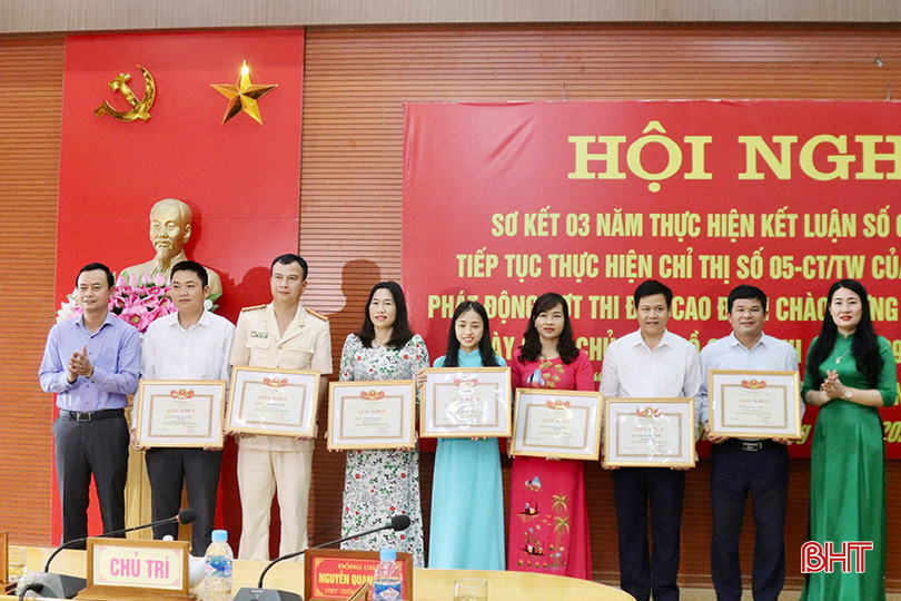 Trưởng ban Tuyên giáo Tỉnh uỷ Hà Văn Hùng và lãnh đạo huyện Vũ Quang trao giấy khen cho các tập thể. z5292056923286_d8ad17984f6269c66ffffc34c1174198 copy.jpg