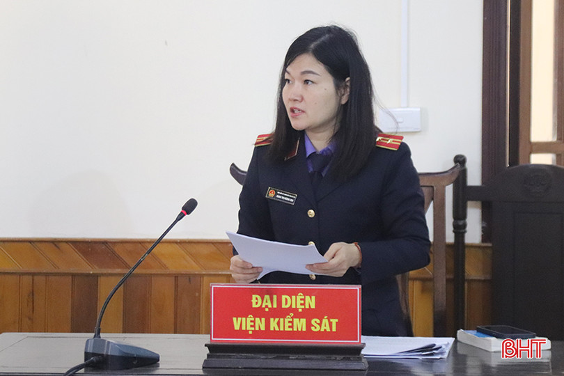 Đại diện Viện Kiểm sát nhân dân tỉnh Hà Tĩnh công bố bản cáo trạng. IMG_4118 copy.jpg