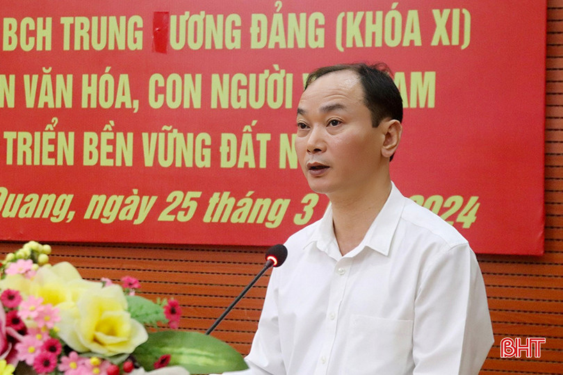 Phó Bí thư Thường trực Huyện uỷ Vũ Quang Nguyễn Thiều Quang trình bày báo cáo tóm tắt tổng kết công tác xây dựng Đảng nhiệm kỳ 2020 - 2025 và 15 năm thi hành Điều lệ Đảng (2011 - 2025). z5281809789513_1dddcab3fbfdd9a56b06e72deb082c8e copy.jpg