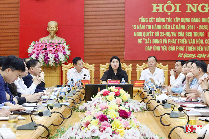 Các đồng chí trong Thường trực Huyện uỷ Vũ Quang chủ trì hội nghị. z5281809782212_541274436758f92d005c93a9cfff5664 copy.jpg