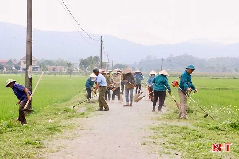 Người dân thôn 3, xã Ân Phú sôi nổi ra quân xây dựng NTM. z5294773729296_8afdb10b4ae473c1973897c13bd6d455 copy.jpg
