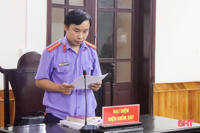 Đại diện Viện Kiểm sát nhân dân tỉnh Hà Tĩnh công bố bản cáo trạng. IMG_4085 copy.jpg