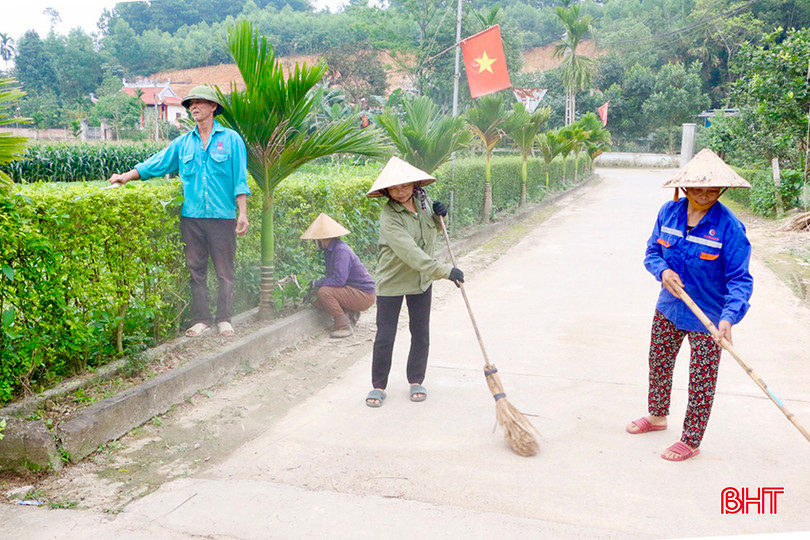 Người dân thôn 2 - Văn Giang, xã Đức Giang ra quân chỉnh trang, vệ sinh các tuyến đường trục thôn. IMG_6824 copy.jpg