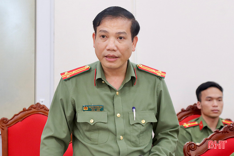 Thượng tá Nguyễn Trường Diệu - Trưởng phòng An ninh mạng và phòng, chống tội phạm sử dụng công nghệ cao (Công an tỉnh) hướng dẫn cảnh báo nguy cơ mất an ninh mạng, an toàn thông tin thực hiện Đề án 06 và các giải pháp phòng ngừa. IMG_4554 copy.jpg